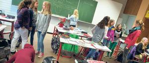 Ansprechend. Gruppenarbeit in einem Gymnasium in Baden-Württemberg. Der Soziologe Hartmut Rosa beschreibt Bildungsprozesse als „Zum-Klingen-Bringen der Welt“. Haben sich Lehrer, Schüler und Stoff dagegen nichts zu sagen, wird die Schule zur „Entfremdungszone“.