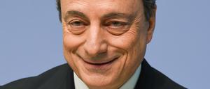 Mario Draghi, Präsident der Europäischen Zentralbank (EZB), lächelt bei seiner Pressekonferenz.