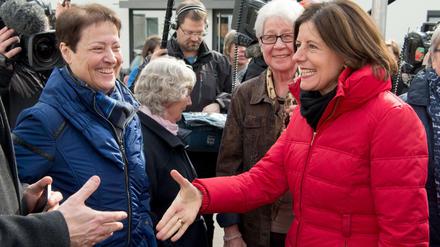Die rheinland-pfälzische Ministerpräsidentin Malu Dreyer (r.) liegt mit der SPD nach dem jüngsten Politbarometer einen Prozentpunkt vor der CDU.