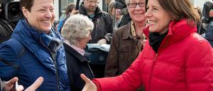 Die rheinland-pfälzische Ministerpräsidentin Malu Dreyer (r.) liegt mit der SPD nach dem jüngsten Politbarometer einen Prozentpunkt vor der CDU.