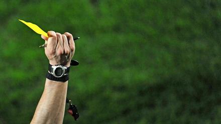 Gelb für Bayern. Gegen die Münchner sitzen die Spieler ihre Sperre derzeit am liebsten ab.