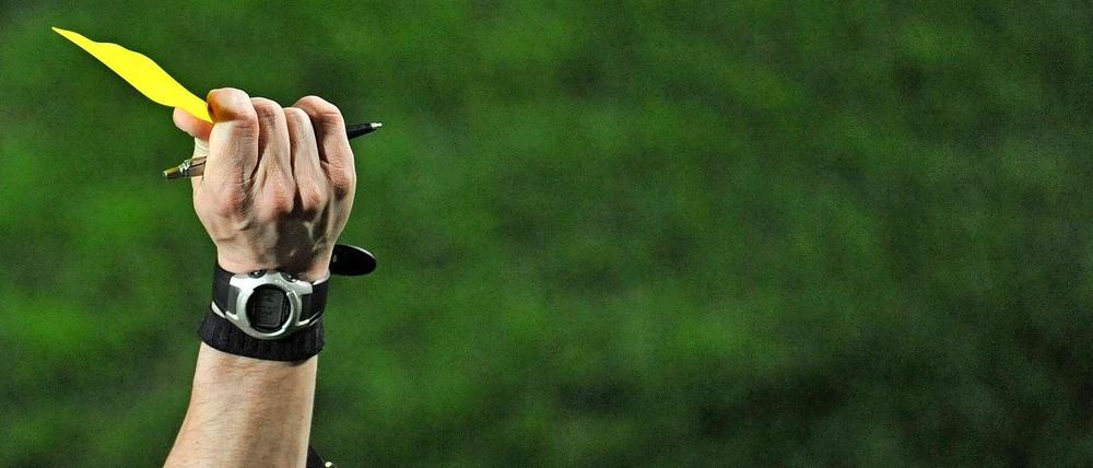 Gelb für Bayern. Gegen die Münchner sitzen die Spieler ihre Sperre derzeit am liebsten ab.