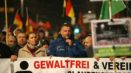Der Chef des islamfeindlichen Pegida-Bündnisses, Lutz Bachmann (Mitte), muss sich im April wegen Verdacht auf Volksverhetzung vor Gericht verantworten.