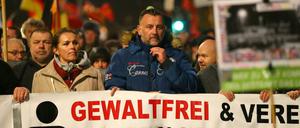 Der Chef des islamfeindlichen Pegida-Bündnisses, Lutz Bachmann (Mitte), muss sich im April wegen Verdacht auf Volksverhetzung vor Gericht verantworten.