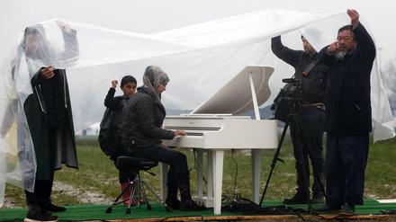 Klavierkonzert im Flüchtlingscamp: Der Künstler Ai Weiwei organisierte eine Kunstauktion mit einer syrischen Pianistin. 