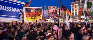 Anhänger der islamfeindlichen Pegida-Bewegung auf dem Altmarkt in Dresden.