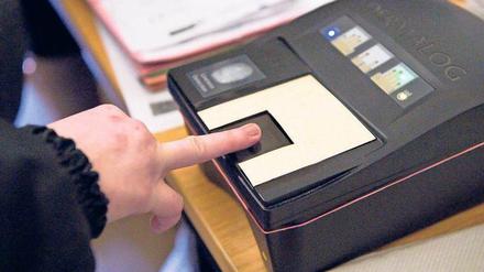 Hier, bitte. Im neuen Registrierungszentrum für Flüchtlinge an der Kruppstraße wird ein Fingerabdruck genommen – an der Bundesallee gibt es den neuen Ankunftsnachweis. 