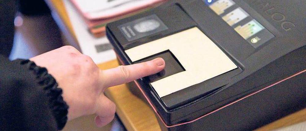 Hier, bitte. Im neuen Registrierungszentrum für Flüchtlinge an der Kruppstraße wird ein Fingerabdruck genommen – an der Bundesallee gibt es den neuen Ankunftsnachweis.