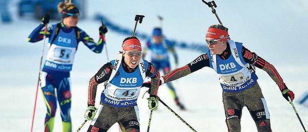 Mach dein Rennen! Maren Hammerschmidt schickt Schlussläuferin Laura Dahlmeier in die Spur. 