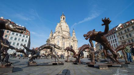Auf dem Neumarkt vor der Dresdner Frauenkirche hat der Künstler Rainer Opolka (60) am Montag mit der Aufstellung von 66 "Wolfsmenschen" begonnen.