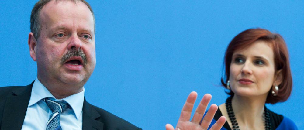 Wulf Gallert, Spitzenkandidat der Linken in Sachsen-Anhalt, und Katja Kipping Vorsitzende der Partei Die Linke sprechen nach der Wahl über das Abschneiden der Linken.