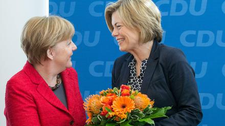 Lachen trotz Niederlage - Angela Merkel überreicht Blumen an die Spitzenkandidatin der Union, Julia Klöckner.