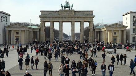 Der Pariser Platz in Berlin ist ein beliebtes Ausflugsziel für Touristen. Am Morgen war er zeitweise gesperrt.