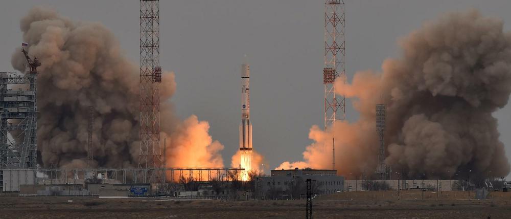 Lift-off. Eine russische "Proton"-Rakete hebt vom Kosmodrom Baikonur ab. An Bord befindet sich eine Sonde und ein Landegerät der Mission "Exomars", die den Planeten im Herbst erreichen sollen. 