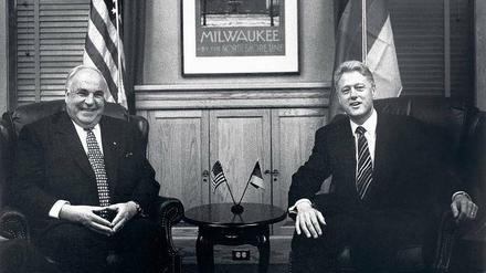 Helmut Kohl zeigt die Raute während eines Besuchs bei Bill Clinton in Milwaukee im Mai 1996.