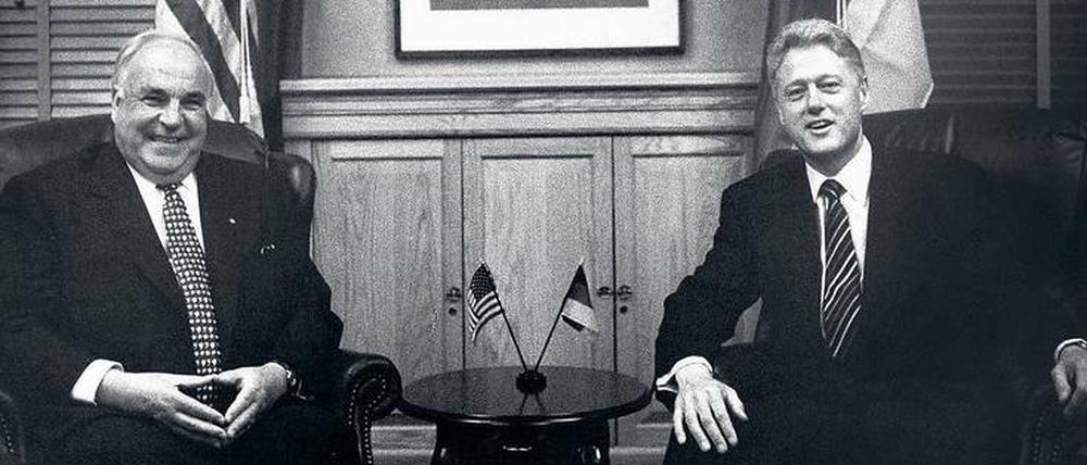 Helmut Kohl zeigt die Raute während eines Besuchs bei Bill Clinton in Milwaukee im Mai 1996.
