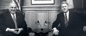Helmut Kohl zeigt die Raute während eines Besuchs bei Bill Clinton in Milwaukee im Mai 1996.