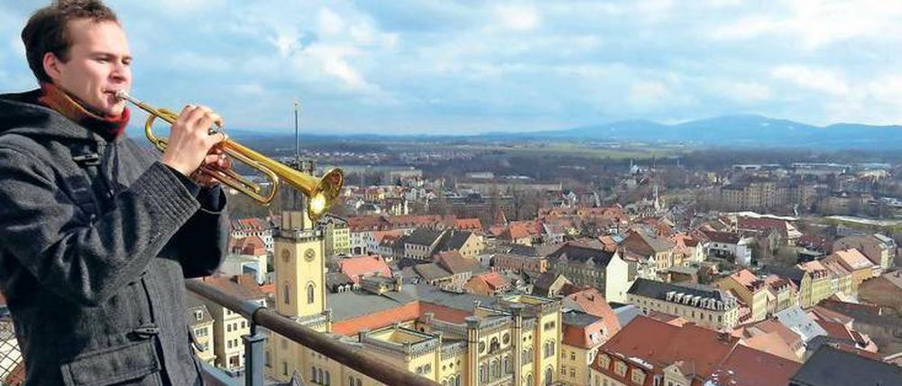 Tongeber. Jeden Mittag, pünktlich um zwölf, gibt’s ein Trompetenständchen von Felix Weickelt. Hoch oben vom Turm natürlich. 