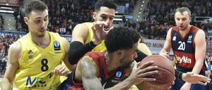 Alba Berlins Ismet Akpinar (l.) fällt drei bis vier Wochen aus.