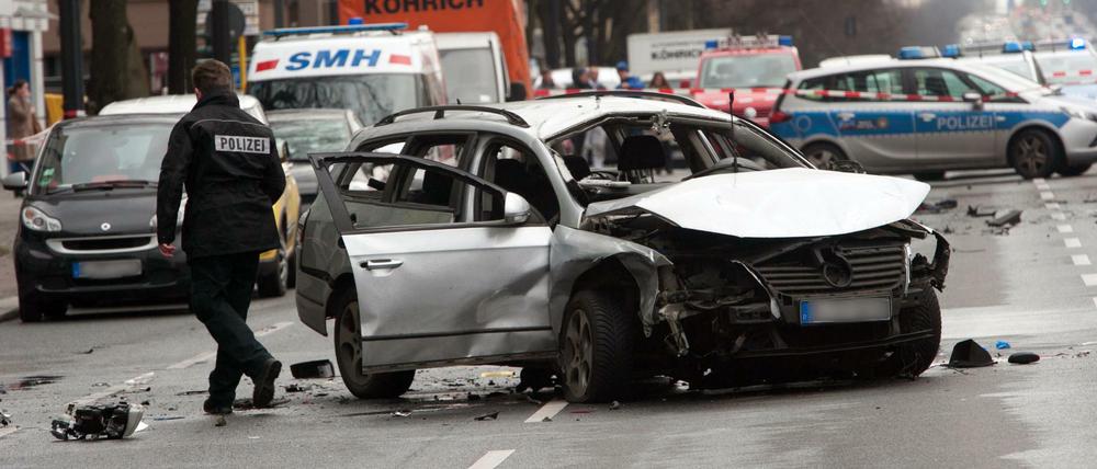 An diesem Wagen gab es während der Fahrt eine Explosion - der Fahrer verstarb noch am Unfallort in unmittelbarer Nähe der Deutschen Oper.