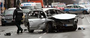 An diesem Wagen gab es während der Fahrt eine Explosion - der Fahrer verstarb noch am Unfallort in unmittelbarer Nähe der Deutschen Oper.