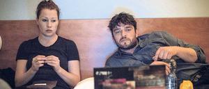 Hart.  Hackerin Olga Illiescu (Birgit Minichmayr) und Georg Dengler (Ronald Zehrfeld) schauen sich die Filme an, die Denglers Sohn in den Fleischfabriken gemacht hat.