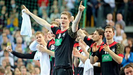 Die deutschen Spieler mit Finn Lemke (M) bejubeln die Führung gegen Katar. 