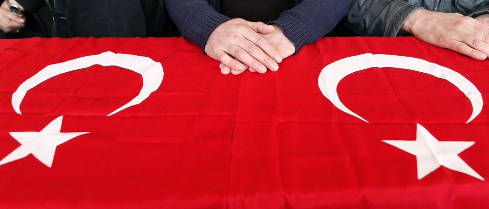 Angehörige von Opfern des Anschlags in Ankara. Auch der Vater von Umut Bulut, Spieler von Galatasaray Istanbul, starb bei dem Terrorakt.