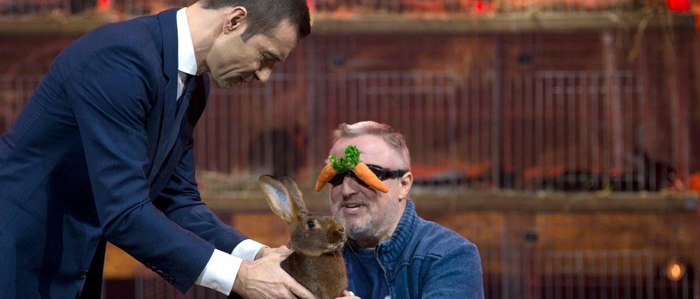 "Klein gegen Groß" - am Samstag hat Moderator Kai Pflaume Axel Prahl zu Gast, der sich mit Kindern misst.