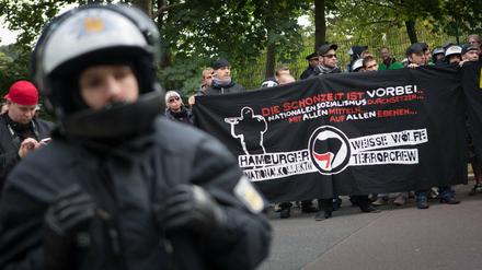 Neonazi-Aufmarsch der Partei die Rechte in Berlin-Lichtenberg. Die Demonstration von ca. 60 Neonazis wurde am Rande von Gegenprotesten begleitet. Neonazis der "Hamburger Weisse Wölfe Terrorcrew" (WWT) nehme den dem Marsch teil.