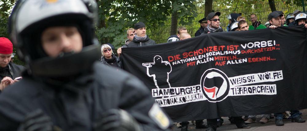Neonazi-Aufmarsch der Partei die Rechte in Berlin-Lichtenberg. Die Demonstration von ca. 60 Neonazis wurde am Rande von Gegenprotesten begleitet. Neonazis der "Hamburger Weisse Wölfe Terrorcrew" (WWT) nehme den dem Marsch teil.