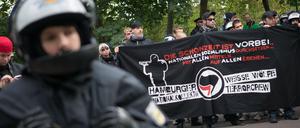 Neonazi-Aufmarsch der Partei die Rechte in Berlin-Lichtenberg. Die Demonstration von ca. 60 Neonazis wurde am Rande von Gegenprotesten begleitet. Neonazis der "Hamburger Weisse Wölfe Terrorcrew" (WWT) nehme den dem Marsch teil. 