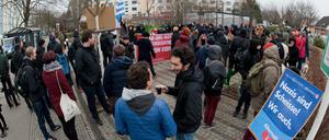 Demonstranten protestieren gegen den Landesparteitag der Alternative für Deutschland (AfD) Berlin. 