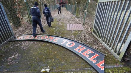 Polizeibeamte durchsuchen am Donnerstag das Clubheim des Rockerclubs Hells Angels Bonn in Unterelsaff (Rheinland-Pfalz). Der rheinland-pfälzische Innenminister Lewentz hat den Rockerclub verboten und eine Beschlagnahme des Clubvermögens angeordnet.