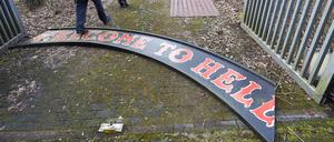 Polizeibeamte durchsuchen am Donnerstag das Clubheim des Rockerclubs Hells Angels Bonn in Unterelsaff (Rheinland-Pfalz). Der rheinland-pfälzische Innenminister Lewentz hat den Rockerclub verboten und eine Beschlagnahme des Clubvermögens angeordnet.