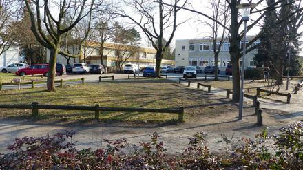 Die Grundschule am Karpfenteich, links im Bild: Die alte Turmhalle