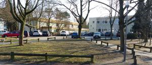 Die Grundschule am Karpfenteich, links im Bild: Die alte Turmhalle