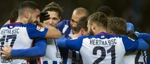 Jubeltraube. Herthas Spieler bejubeln den Sieg gegen Schalke 04. 