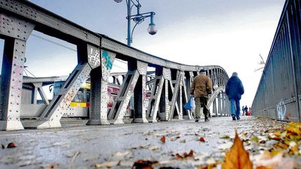 Nichts geht mehr. Straßenbahnen fahren nicht mehr über die Bösebrücke.
