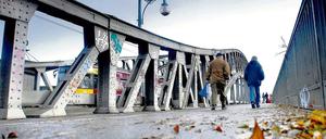 Nichts geht mehr. Straßenbahnen fahren nicht mehr über die Bösebrücke.