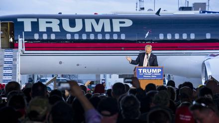 Kundgebung mit Flugzeug: Der republikanische US-Präsidentschaftskandidat spricht in Vienna, Ohio, zu seinen Anhängern. 