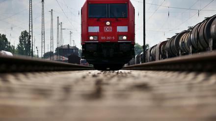 Ein Güterzug der Deutschen Bahn. Diese will Güterbahnhöfe in Deutschland schließen.