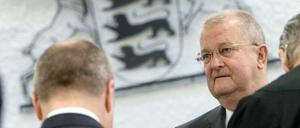 Dem ehemaligen Vorstandsvorsitzende von Porsche, Wendelin Wiedeking (M), wird im Zusammenhang mit der geplanten aber gescheiterten Übernahme von VW Marktmanipulation vorgeworfen.