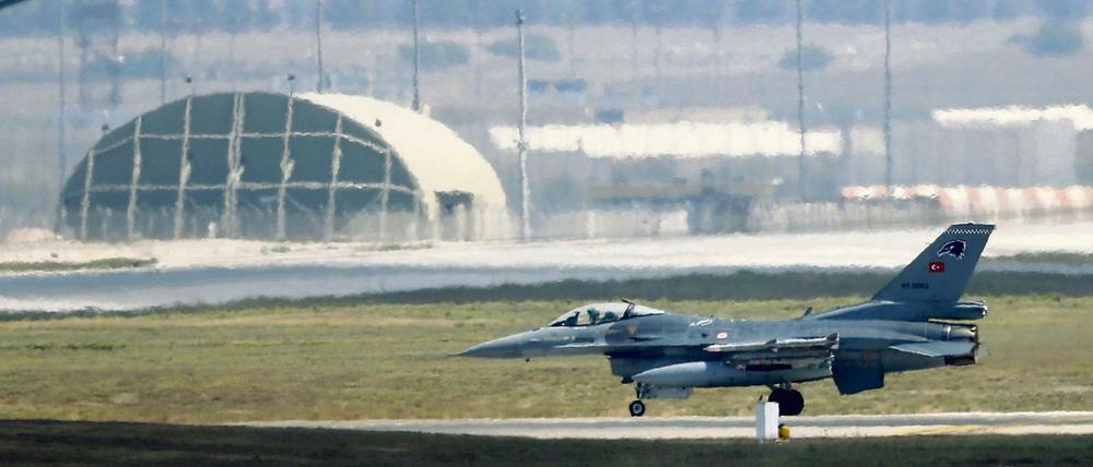 Ein türkischer Kampfjet landet auf der Luftwaffenbasis Incirlik. 