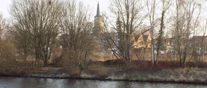 Blick auf die Teltower Andreaskirche vom Schönower Ufer aus