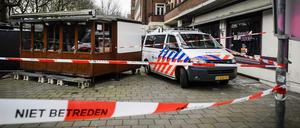 Die Polizei vor einer Shisha-Bar in Amsterdam. Hier wurde am Mittwoch ein Kopf eines Menschen gefunden. 