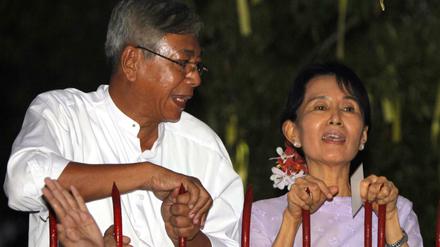 Htin Kyaw (links) ist neuer Präsident Myanmar. Er gilt als enger Vertrauter Aung San Suu Kyis (rechts). Das Bild stammt aus dem Jahr 2010, als die Friedensnobelpreisträgerin aus ihrem langjährigen Hausarrest entlassen wurde. 