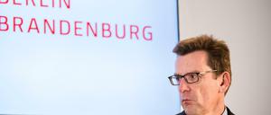 Flughafenchef Karsten Mühlenfeld muss am Montag im Potsdamer Parlament Rede und Antwort stehen.
