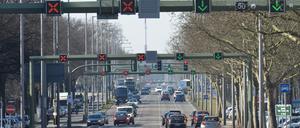 Die Heerstraße in Charlottenburg. Links und rechts die Nebenfahrbahnen, in der Mitte fünf Spuren für den Hauptverkehr.