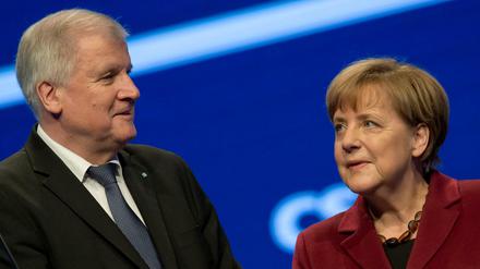 Bundeskanzlerin Angela Merkel (CDU) und Bayerns Ministerpräsident Horst Seehofer (CSU) sind weiter uneins über die Flüchtlingspolitik.